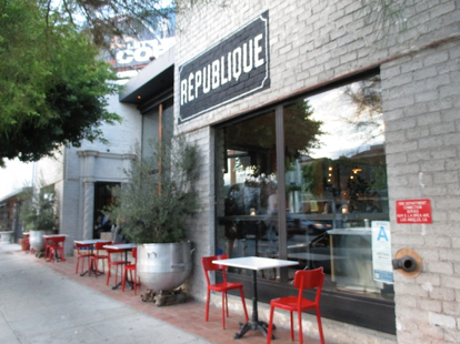 Image of sidewalk dining